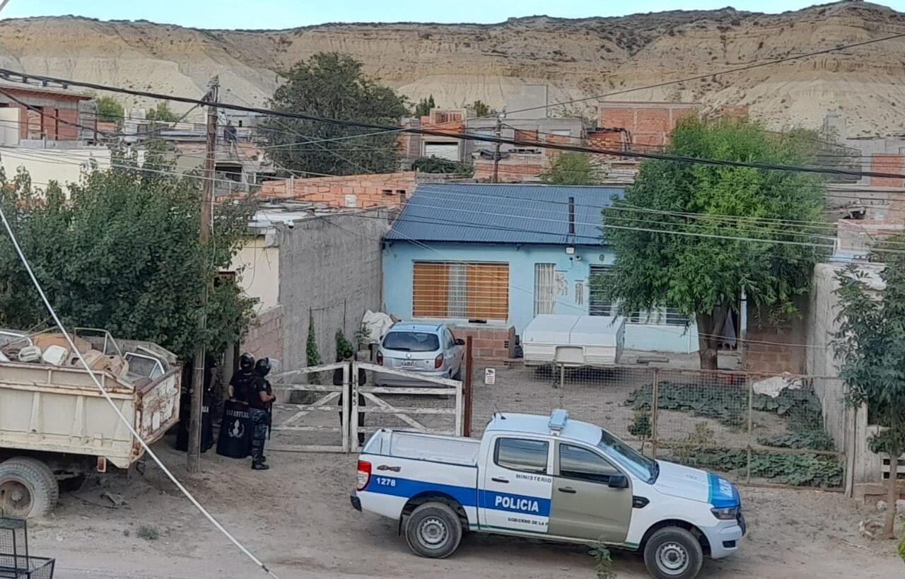 DETENCIÓN DE TRES SOSPECHOSOS POR VIOLENTO ROBO EN EL DORADILLO
