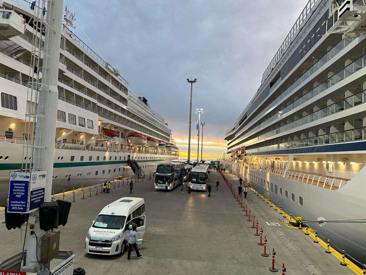 NUEVO ARRIBO DE DOS CRUCEROS DE LUJO AL MUELLE PIEDRABUENA