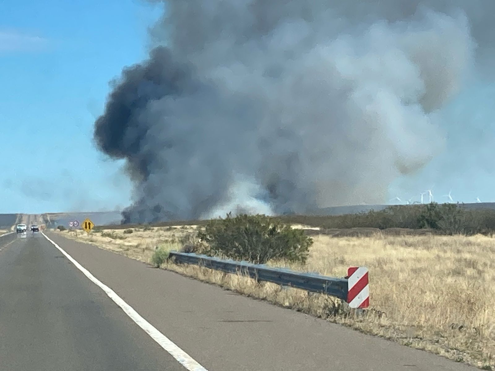 INCENDIO SOBRE LA RUTA 3: EL FUEGO AVANZA RAPIDAMENTE
