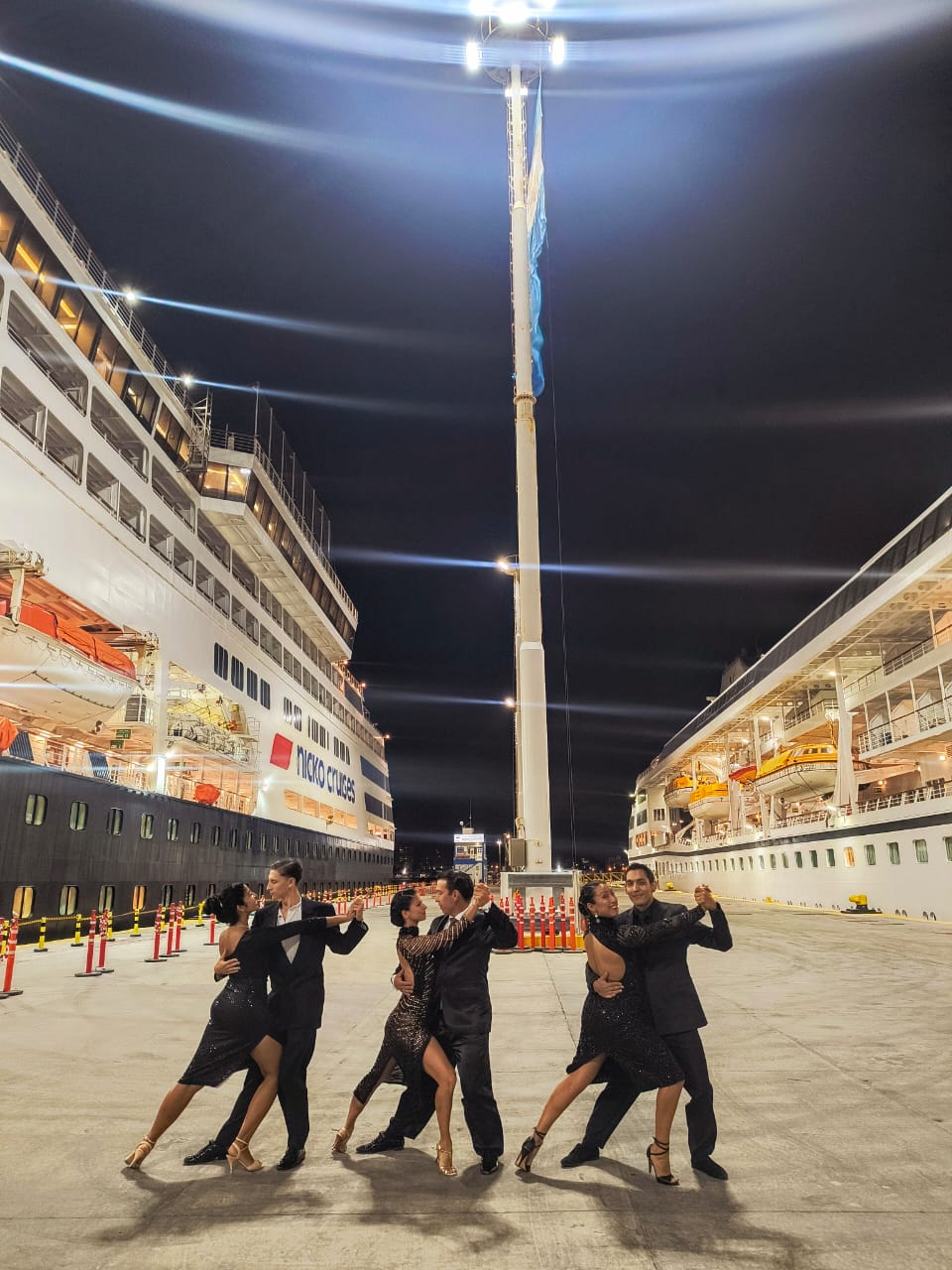 SHOW  DE TANGO EN PLENO MUELLE DE CRUCEROS