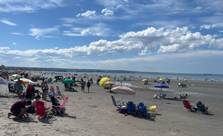 MUCHA GENTE, MUCHA PLAYA