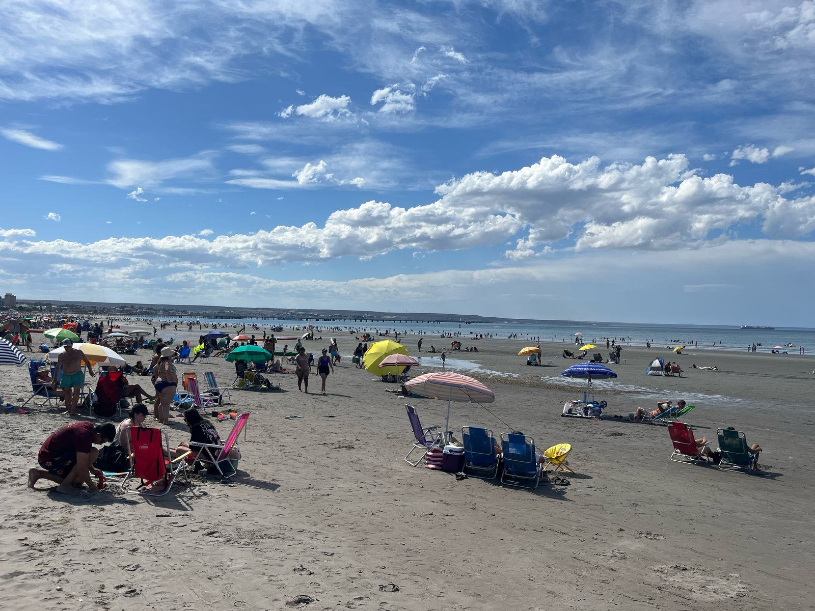 MUCHA GENTE, MUCHA PLAYA