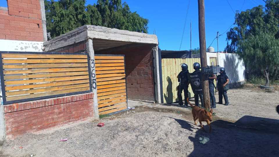 DETIENEN DELINCUENTE POR ROBO CON INHIBIDOR DE AUTOS