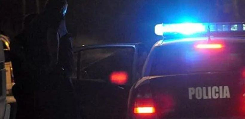 UN HOMBRE INTENTÓ EMBESTIR A AGENTES DE LA POLICÍA Y SE DIO A LA FUGA