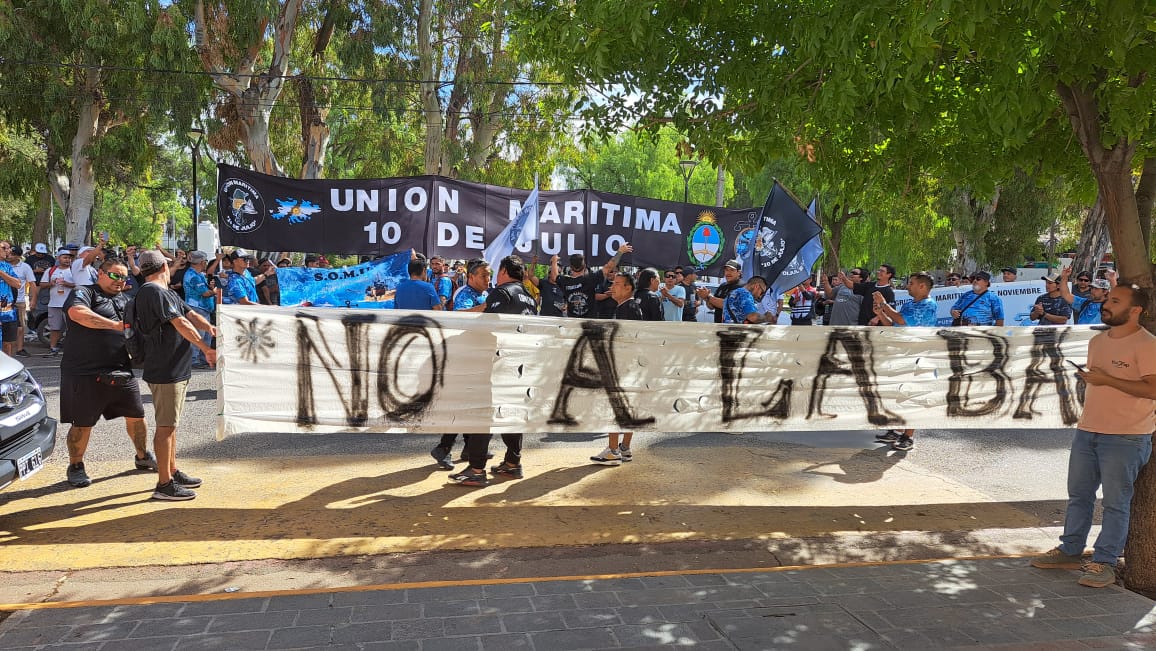 FUERTE MANIFESTACIÓN DEL SOMU : EXIGEN UNA SOLUCIÓN URGENTE A LA REDUCCIÓN DE SUS SALARIOS