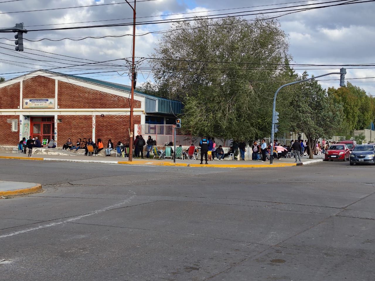 LARGAS COLAS POR EDUCACION PUBLICA