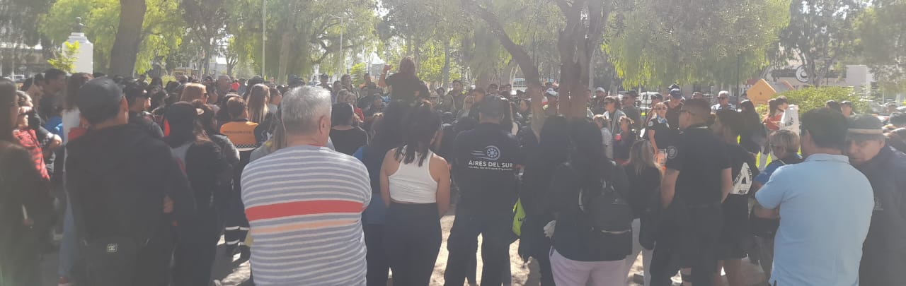 200 EMPLEADOS MUNICIPALES SE MANIFESTARON POR AUMENTOS