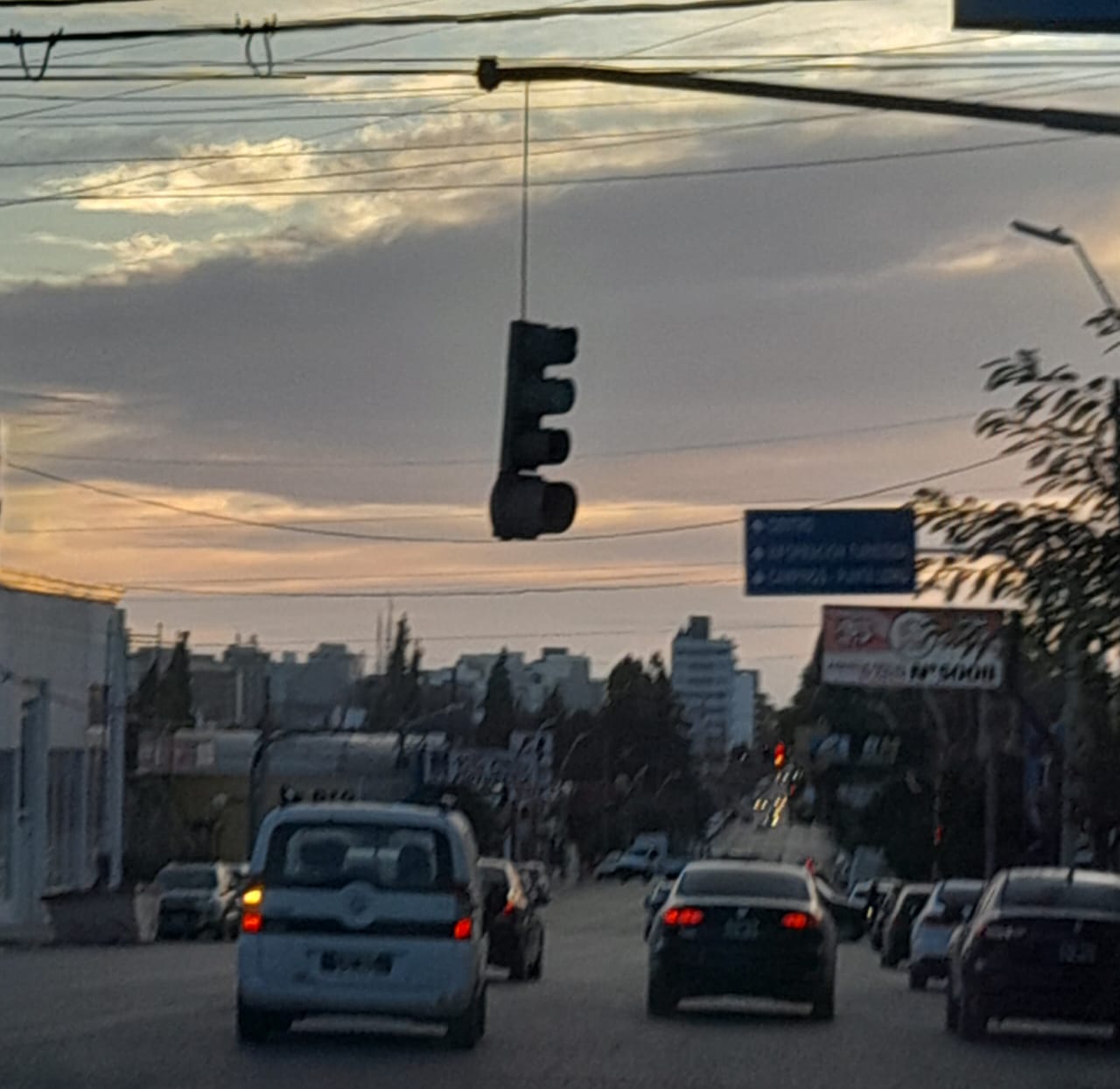 CAMIÓN DAÑA CABLEADO Y SEMÁFORO EN PLENA AVENIDA