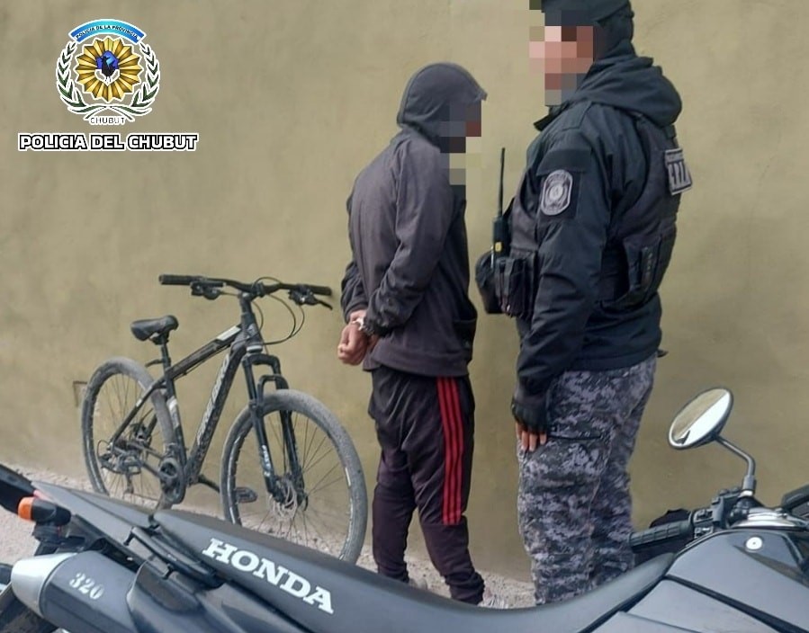 ¡CAYÓ EN LA CALLE CON LA BICICLETA ROBADA Y FUE DETENIDO EN MINUTOS!