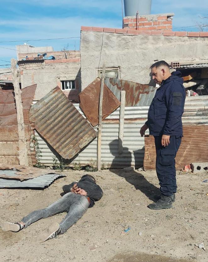 ALLANAMIENTO EN BARRIO OESTE. UN DETENIDO CON UN ARMA TUMBERA