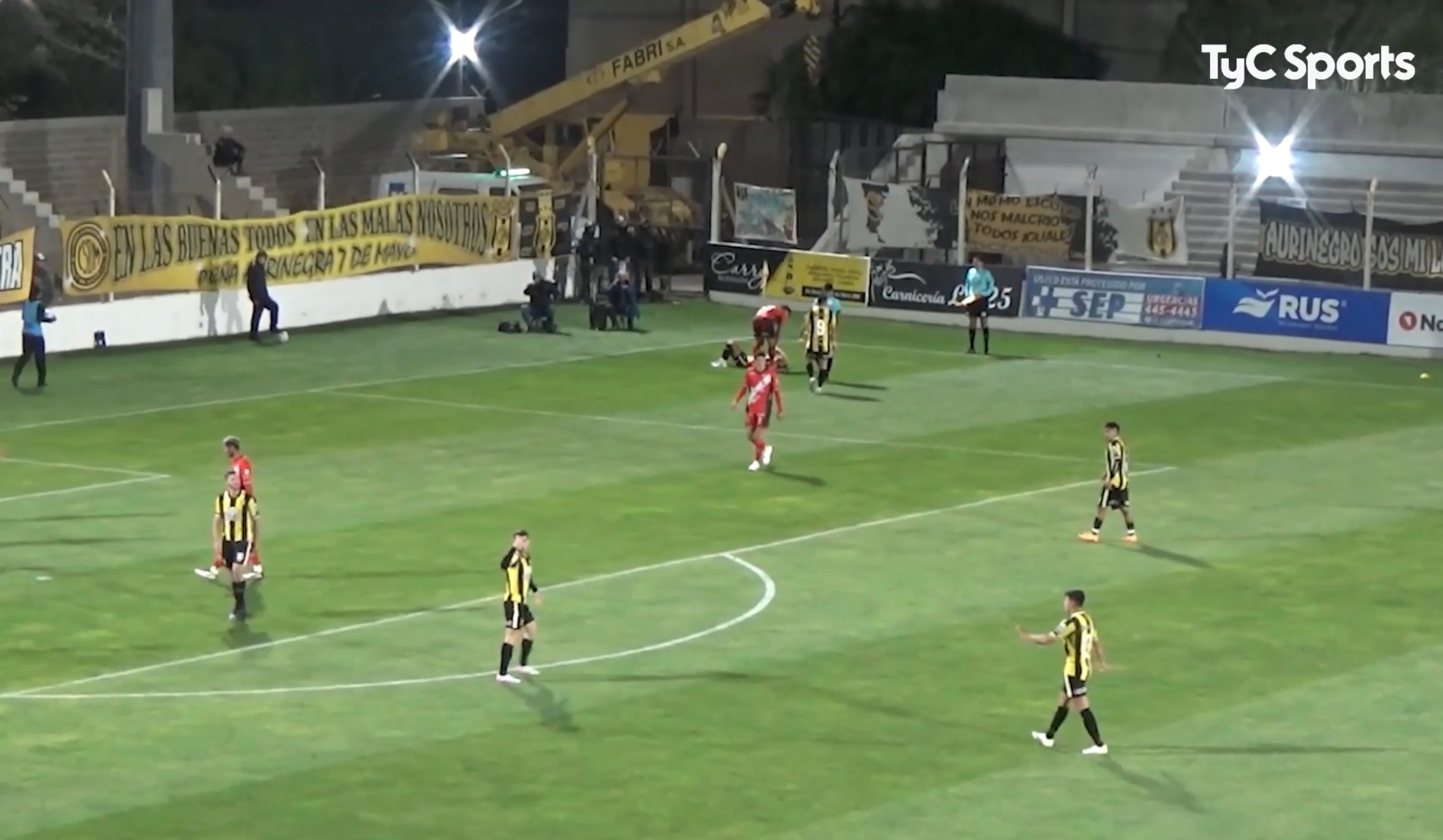 ANOCHE LA LUZ LA PAGARON LOS VECINOS: DEP. MADRYN vs MAIPU