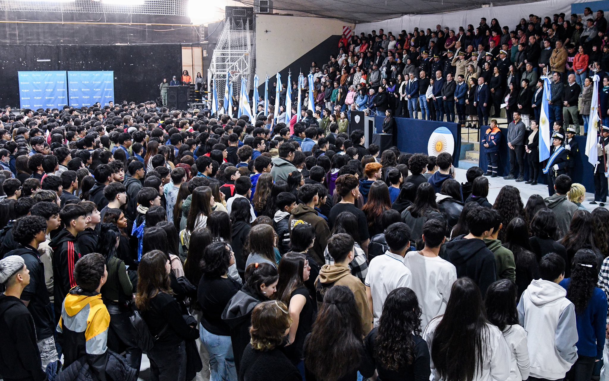 MÁS DE MIL ESTUDIANTES DE PUERTO MADRYN PROTAGONIZARON UN EMOTIVO ACTO DE PROMESA DE LEALTAD A LA CONSTITUCIÓN NACIONAL
