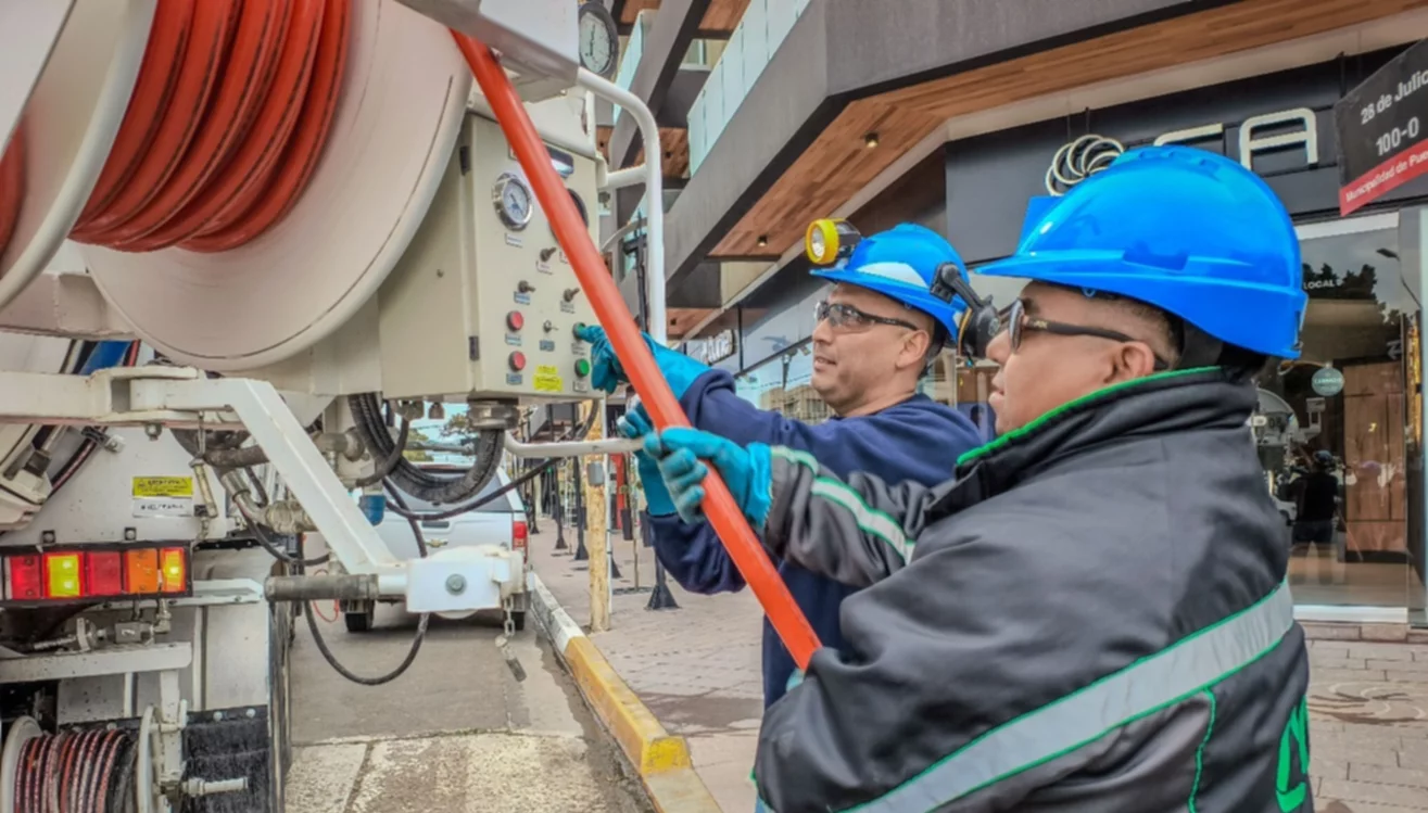 UNA PELOTA DE PLÁSTICO OBSTRUYÓ UN COLECTOR CLOACAL CÉNTRICO