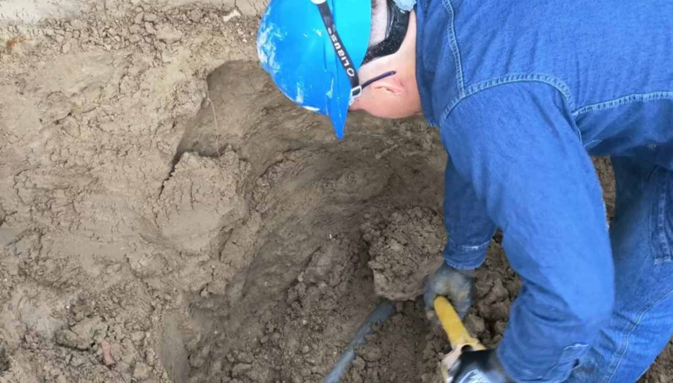 VECINOS ROMPEN RED DE AGUA CON CONEXIÓN CLANDESTINA