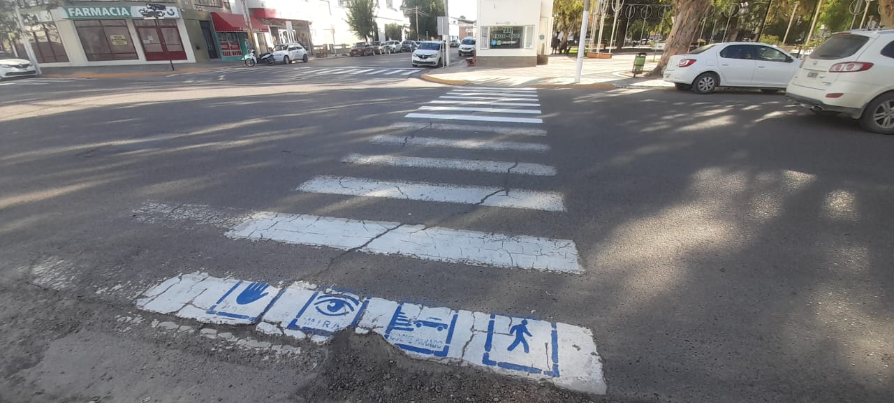 PINTARON LA SENDA PEATONAL UN DIA DESPUES DE LA MUERTE DEL ABUELO