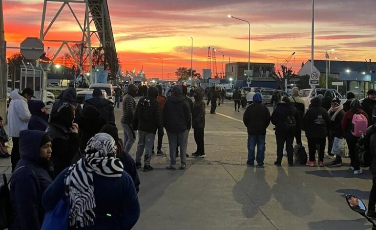 FRACASA LA REUNIÓN CLAVE POR EL CONFLICTO PESQUERO Y LOS GREMIOS BLOQUEAN EL MUELLE STORNI