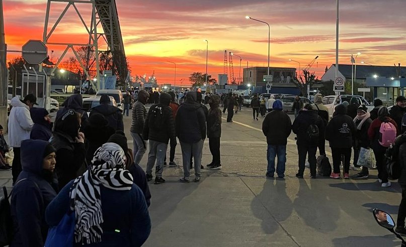 FRACASA LA REUNIÓN CLAVE POR EL CONFLICTO PESQUERO Y LOS GREMIOS BLOQUEAN EL MUELLE STORNI