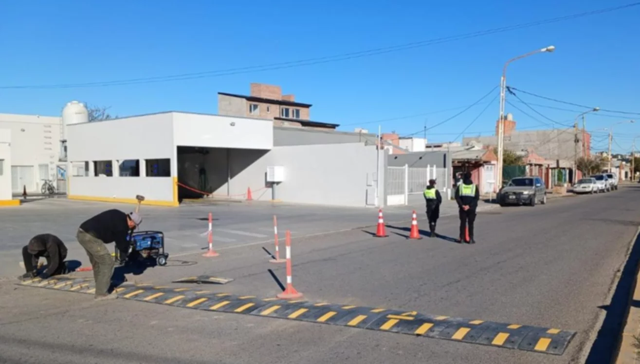¡VICTORIA DE LOS VECINOS! INSTALAN REDUCTORES DE VELOCIDAD EN LA ROTONDA DE MUZZIO Y FUERTE SAN JOSÉ