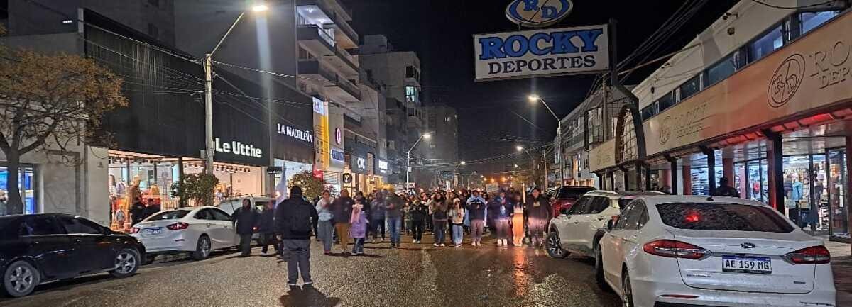 ANTORCHAS EN EL FRÍO: EL RECLAMO PESQUERO NO SE APAGA