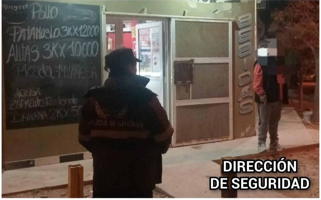 A PUNTA DE PISTOLA, LOS ATARON Y SE ESCAPABAN POR EL TECHO