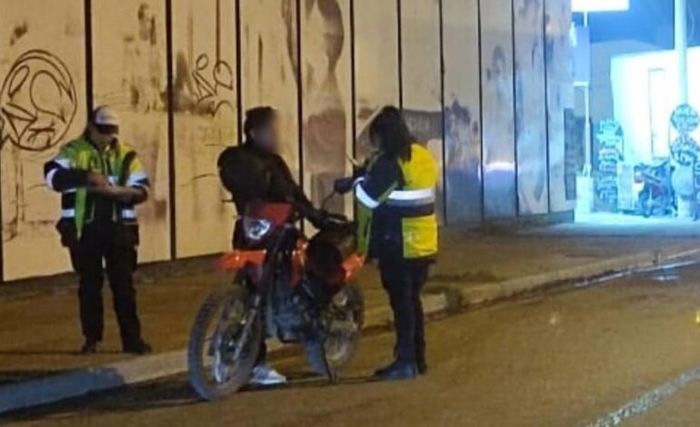 LO PARARON EN MOTO Y ERA PROFUGO