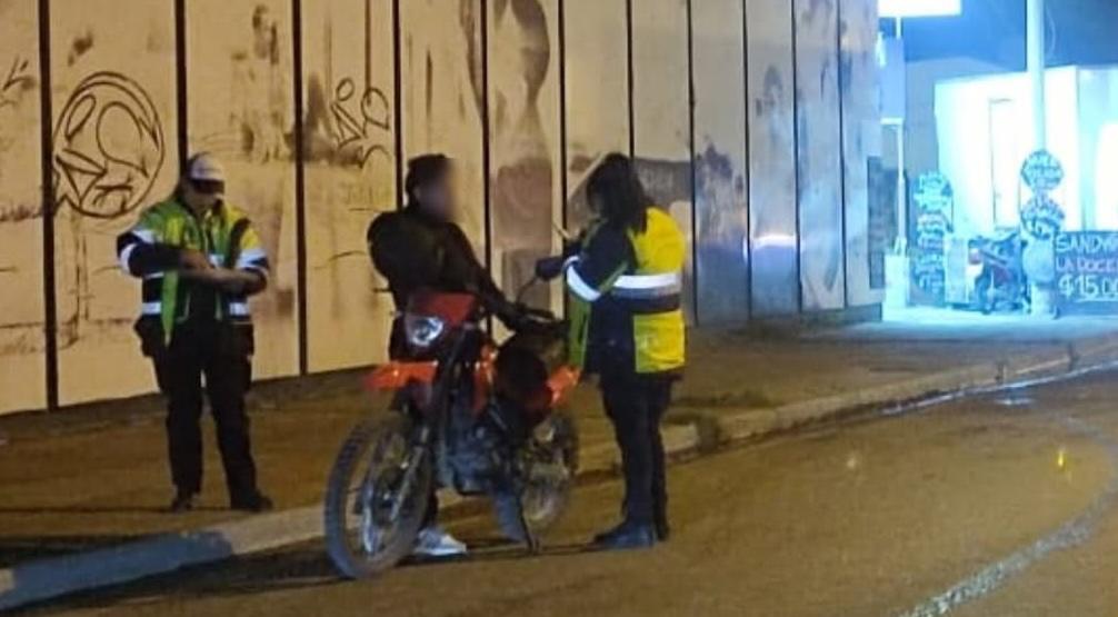 LO PARARON EN MOTO Y ERA PROFUGO