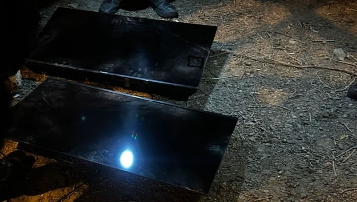 CON DOS TELES CORRIENDO DE NOCHE