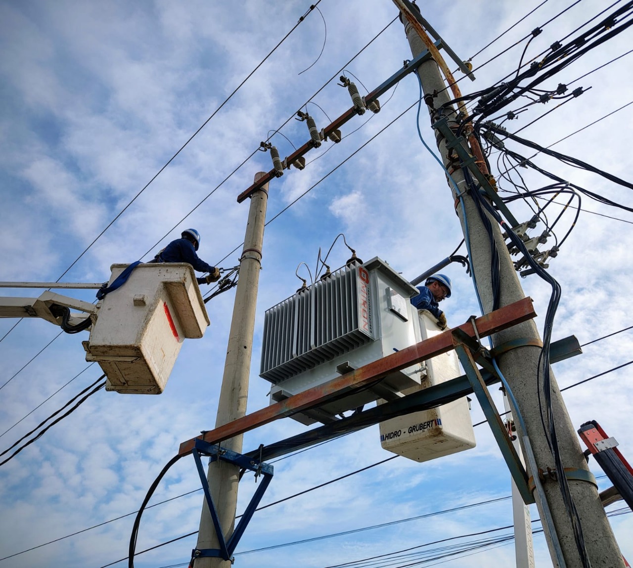 UN CAMION CHOCO Y PROVOCO CORTES DE ENERGIA EN VARIOS SECTORES