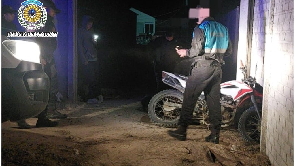 HUYÓ DE LA POLICÍA Y TERMINÓ CHOCANDO CONTRA EL PAREDÓN DE SU PROPIA CASA