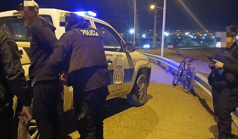 SE ASUSTÓ, EMPEZÓ A PEDALEAR Y SE DESCHABÓ