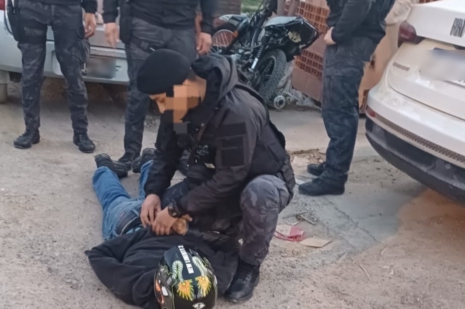 HACIENDO “WILLY” CON LA MOTO TERMINÓ CONTRA UN ARBOL