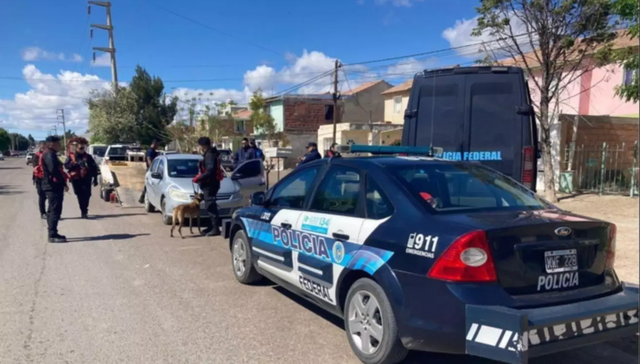 ACUSADO DE ASESINATO FUE FOTOGRAFIADO VIOLANDO LA DOMICILIARIA 