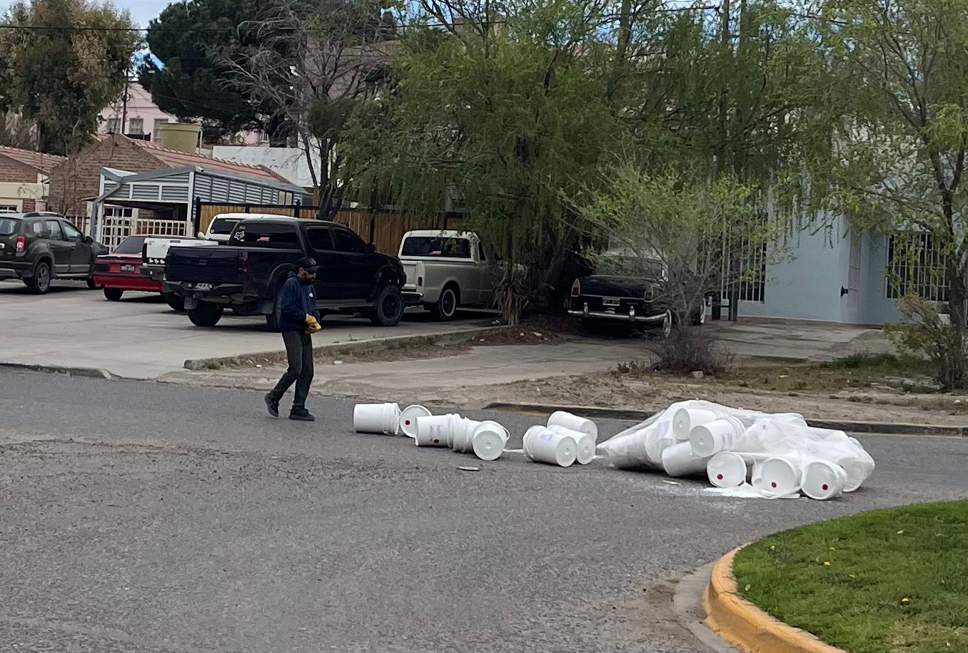 CAMIÓN PERDIÓ PARTE DE SU CARGA