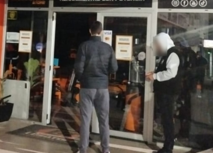 LADRON DE HERRAMIENTAS CAE DESVISTIENDOSE