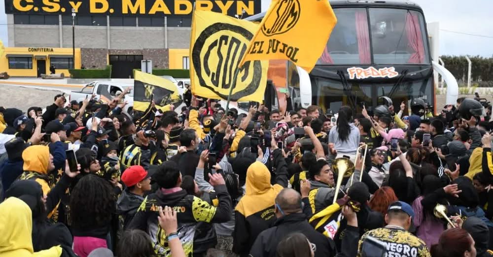 DEMORAN MICROS CON HINCHAS DEL MADRYN