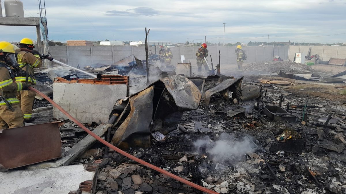 IMPACTANTE INCENDIO: UNA VIVIENDA QUEDÓ REDUCIDA A ESCOMBROS
