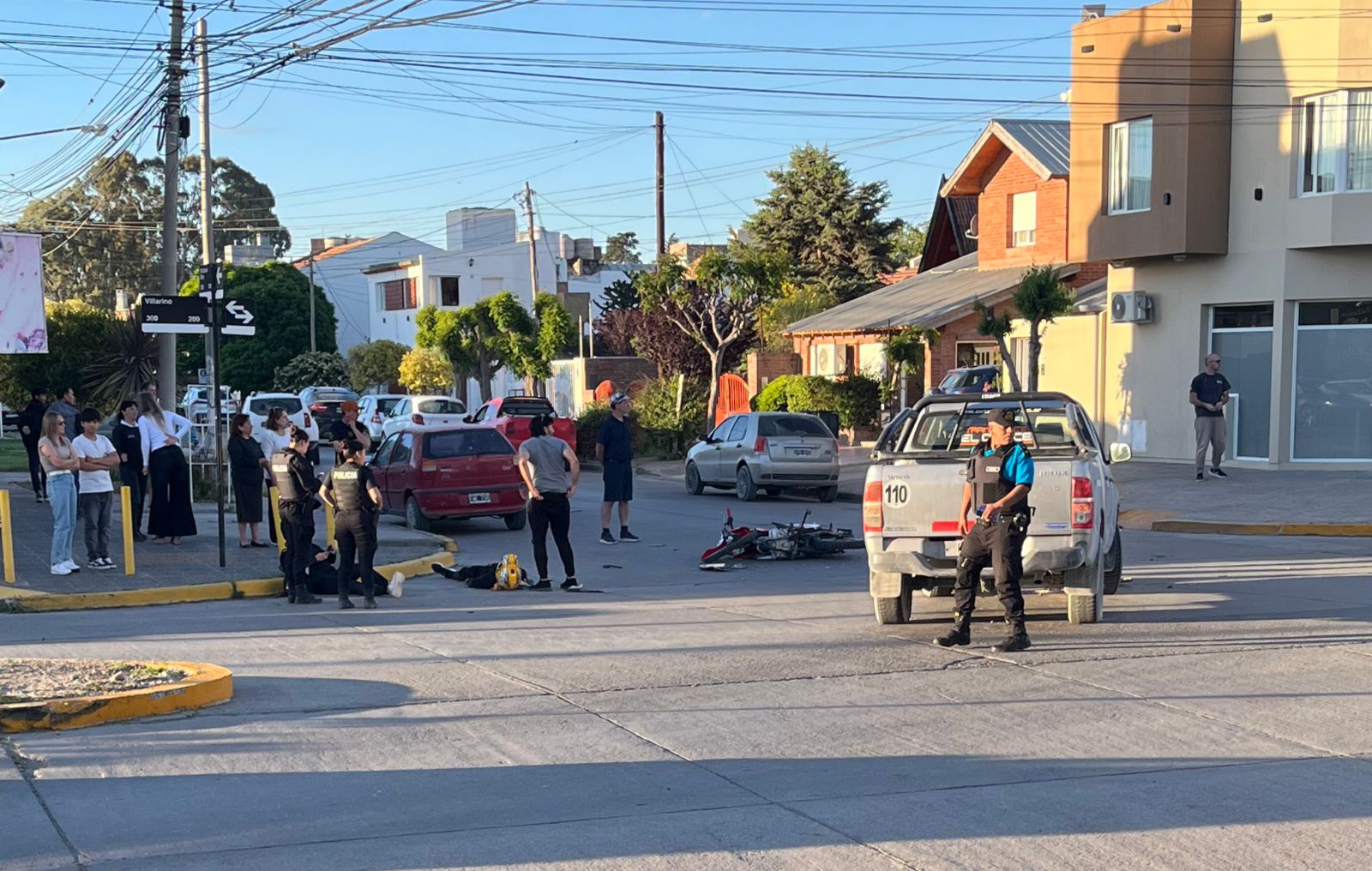 DOBLÓ MAL Y SE LLEVÓ UNA MOTO POR ENCIMA