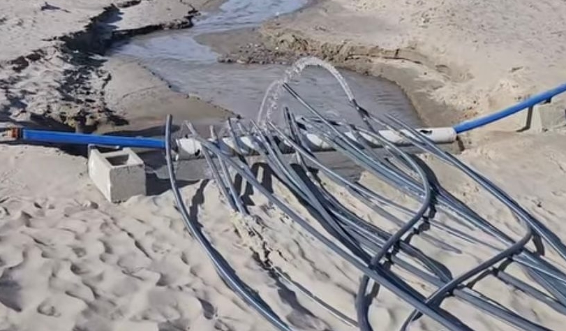 AGUA DE CLOACAS A LA PLAYA EN MEDIO NIÑOS 