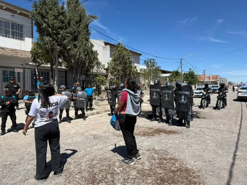 5 MUJERES IMPUTADAS, 3 POLICIAS HERIDOS GRAVES