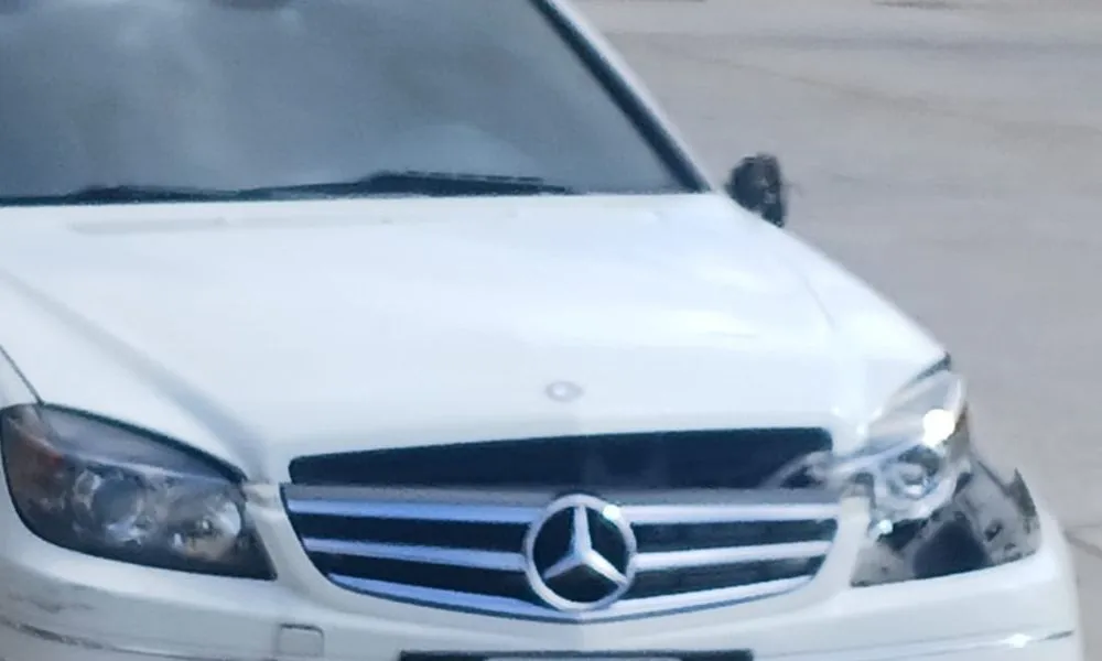 BORRACHO CHOCO A TRES AUTOS ESTACIONADOS