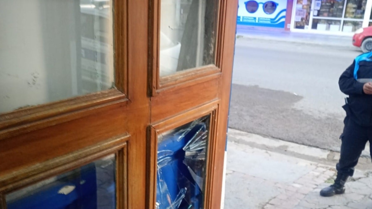 A LAS PIÑAS CONTRA LOS VIDRIOS DE LA COMISARIA