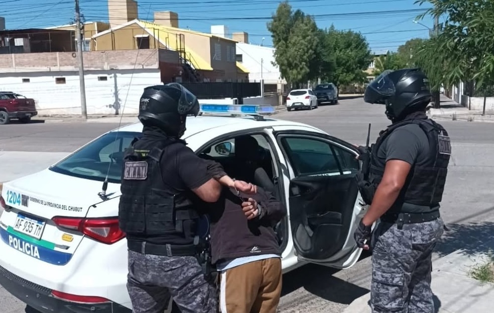 LADRON ARREBATA CELULAR EN LA 630