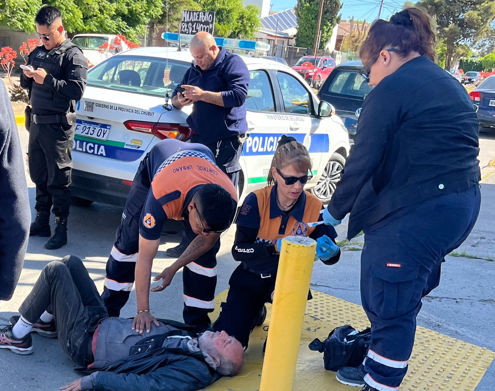 HOMBRE SE DESVANECIO EN MEDIO DE LA CALLE