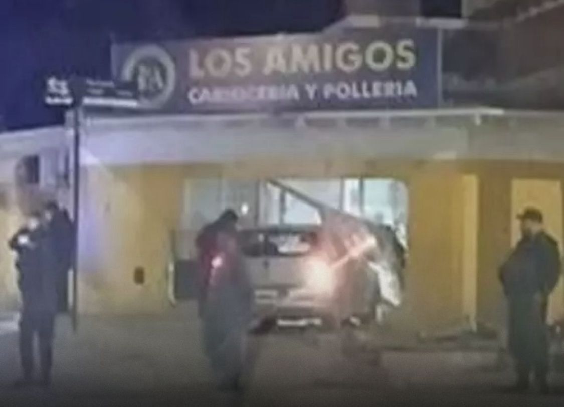 SE METIO A LA CARNICERIA CON AUTO Y TODO