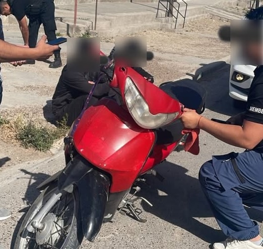 VENIAN EN MOTO CON MARIHUANA 