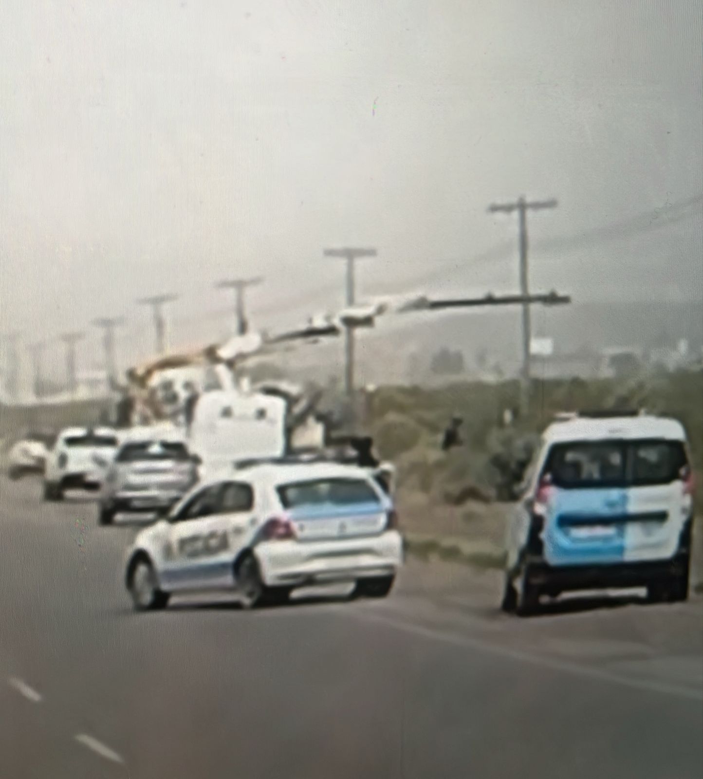 POSTE DE SERVICOOP SE CAE Y GOLPEO UN AUTO