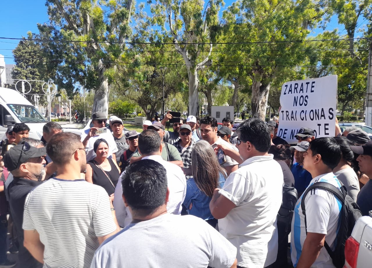 TRABAJADORES DE LA EX ALPESCA SE MOVILIZAN POR SU NO REINCORPORACIÓN