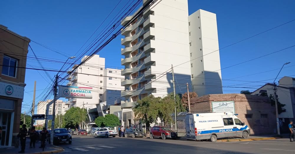 CAYO UN JOVEN DE UN EDIFICIO EN EL CENTRO