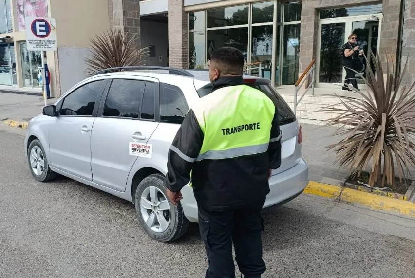 TRANSITO SECUESTRA DOS VEHICULOS UBER