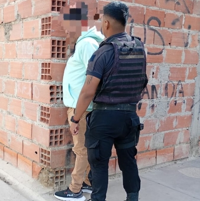 ROMPIO LA DOMICILIARIA PARA EMBORRACHARSE ENFRENTE DE SU CASA